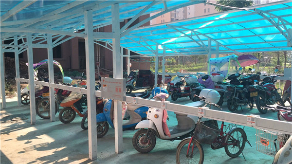 安装在小区里的云易充智能充电桩)