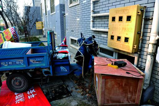 一辆正在充电的电动三轮车